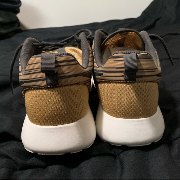 Nike Roshe Run Hyperfuse Gold Metallic - Picture 2 of 6